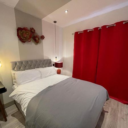 Letzi Premium Cozy Retreat Private En-Suite Rooms, Wembley London Bagian luar foto