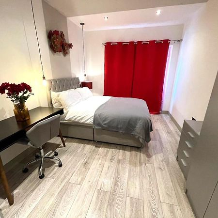 Letzi Premium Cozy Retreat Private En-Suite Rooms, Wembley London Bagian luar foto