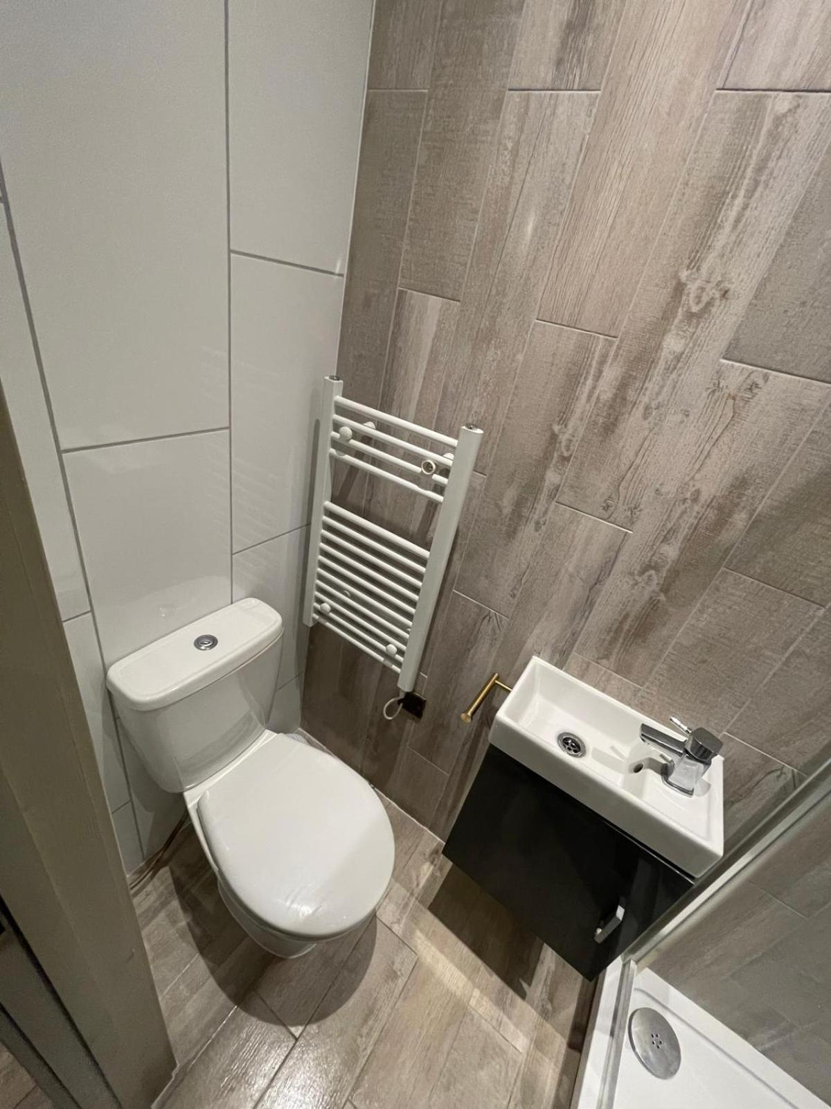 Letzi Premium Cozy Retreat Private En-Suite Rooms, Wembley London Bagian luar foto