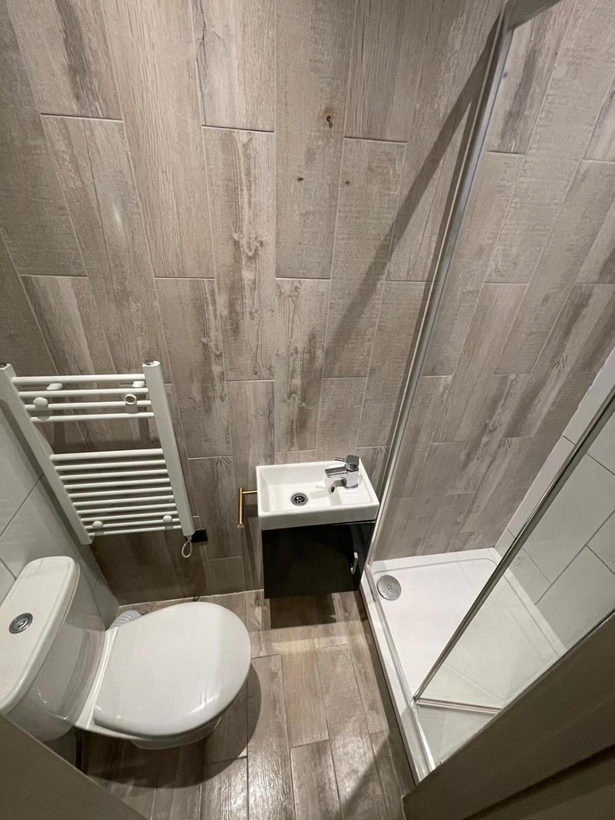 Letzi Premium Cozy Retreat Private En-Suite Rooms, Wembley London Bagian luar foto