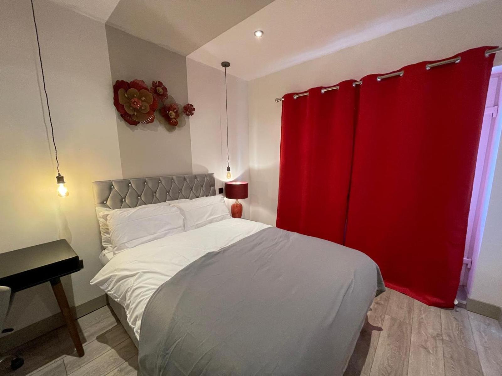 Letzi Premium Cozy Retreat Private En-Suite Rooms, Wembley London Bagian luar foto