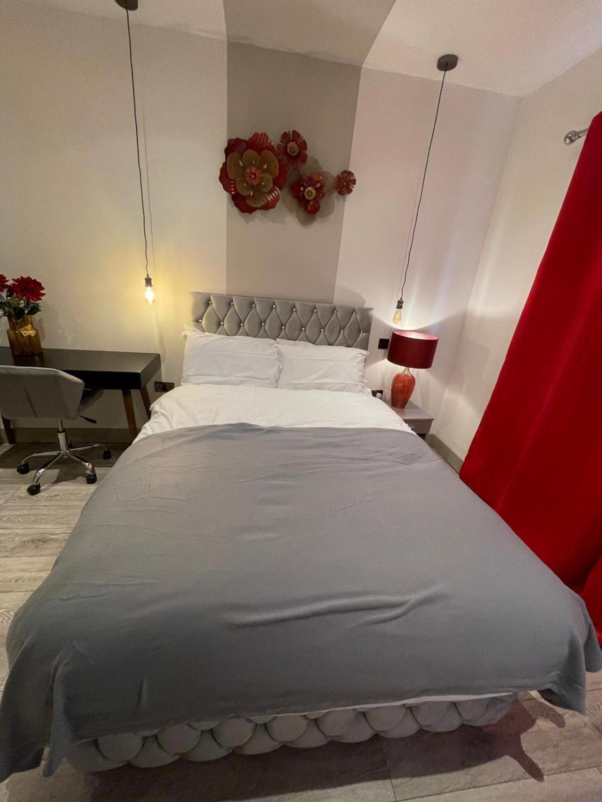 Letzi Premium Cozy Retreat Private En-Suite Rooms, Wembley London Bagian luar foto