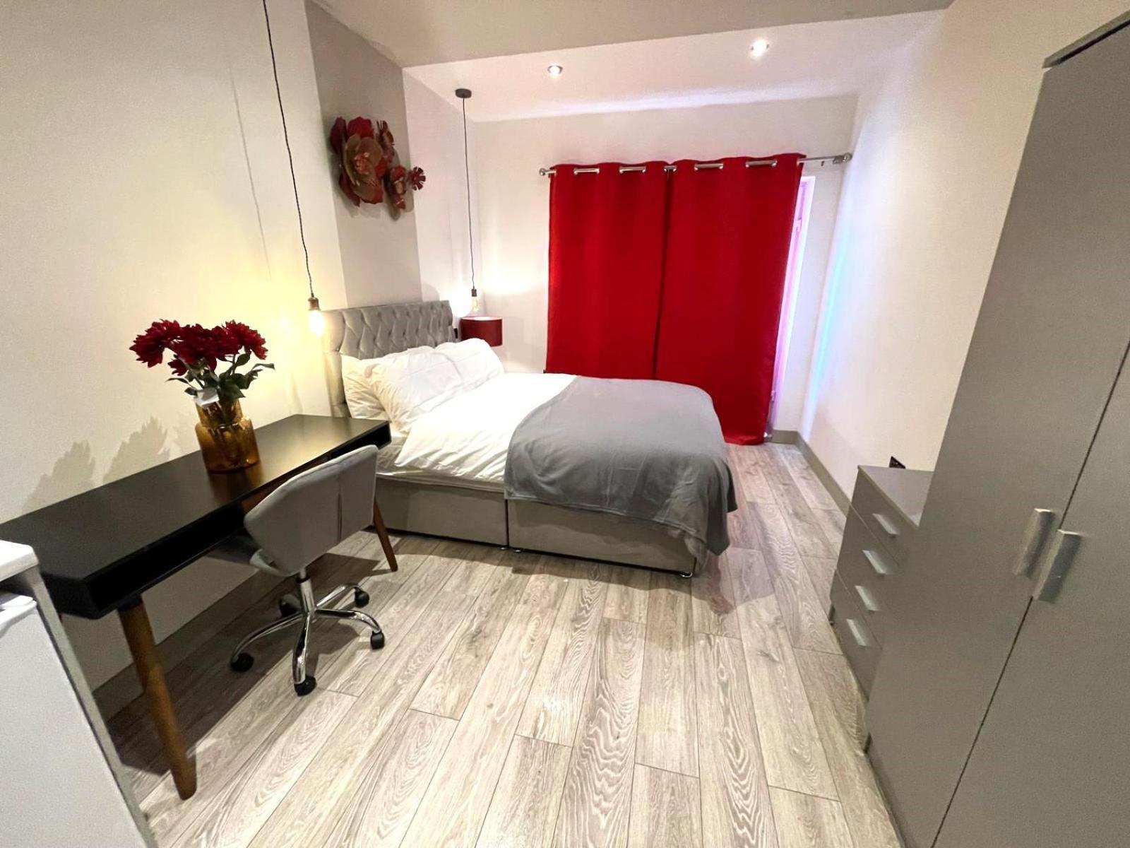 Letzi Premium Cozy Retreat Private En-Suite Rooms, Wembley London Bagian luar foto
