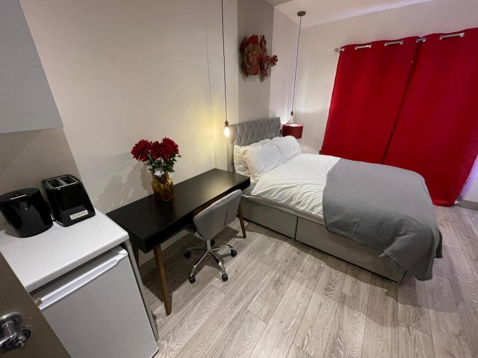 Letzi Premium Cozy Retreat Private En-Suite Rooms, Wembley London Bagian luar foto